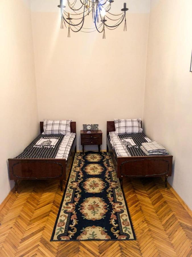 Mitskevycha Square Apartment- At The Center Of Lviv Extérieur photo